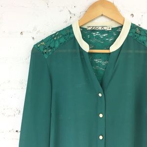 CHLOE K Green Blouse Lace Pearlized Buttons Size S